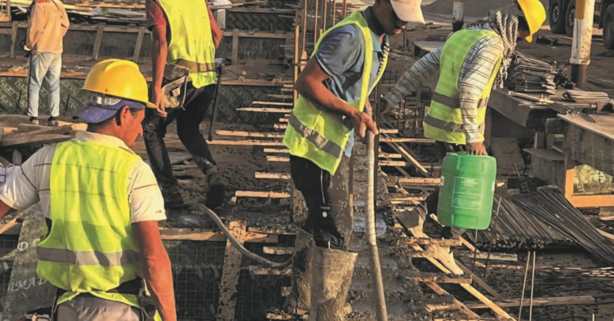 فريق العمل أثناء صب الخرسانة في أحد مواقع روائع البناء الجديدة