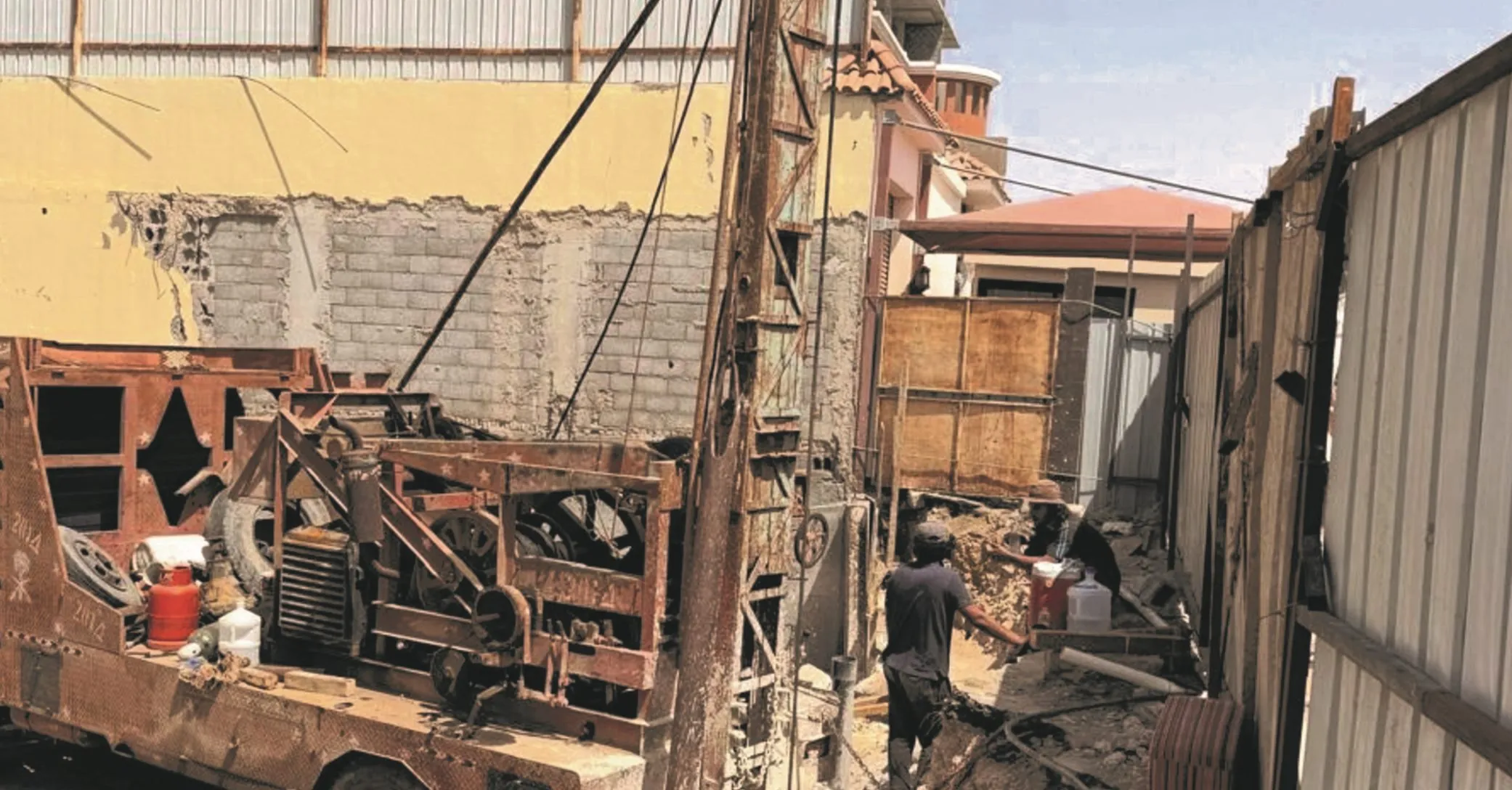 تجفيف المياه والآبار — من أعمال روائع البناء الجديدة في جدة (7)