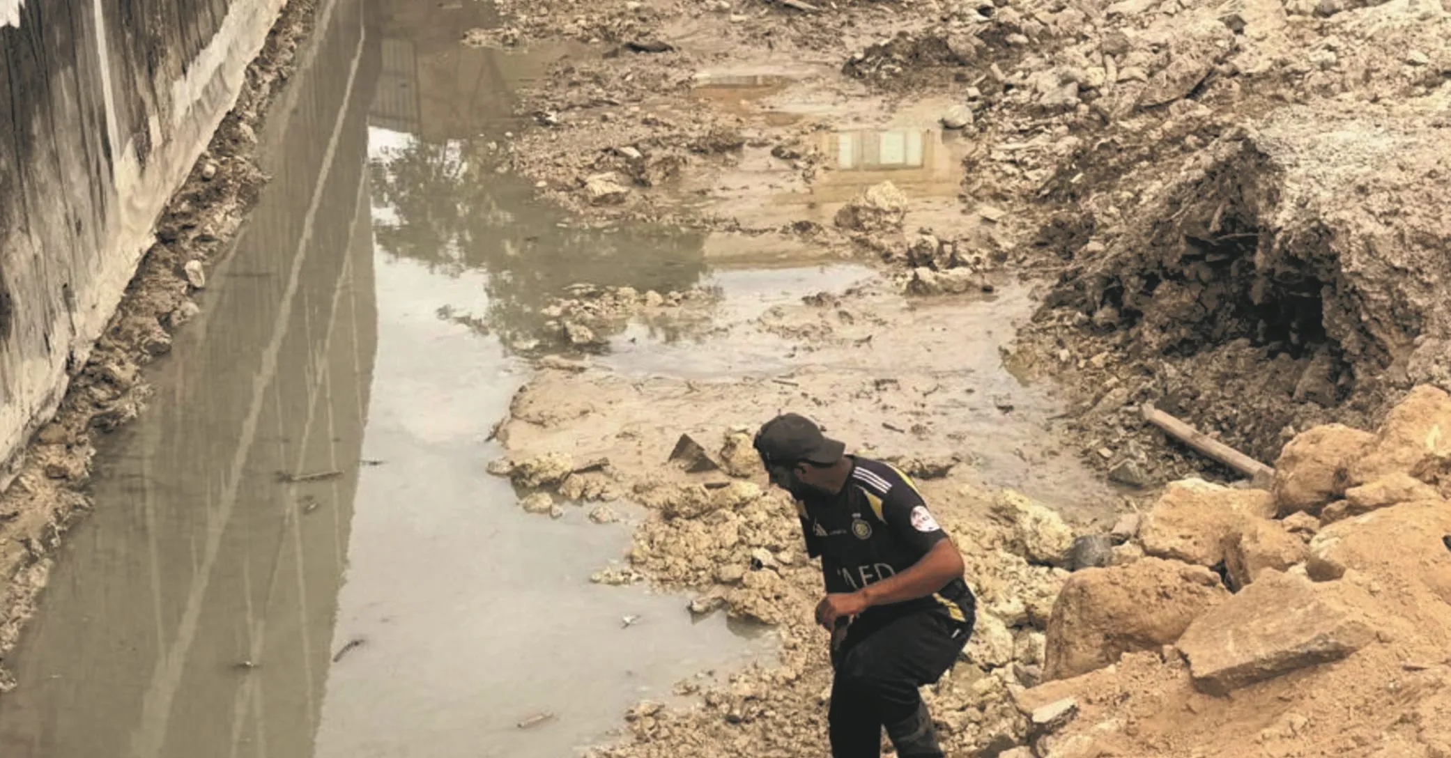 تجفيف المياه والآبار — من أعمال روائع البناء الجديدة في جدة (8)