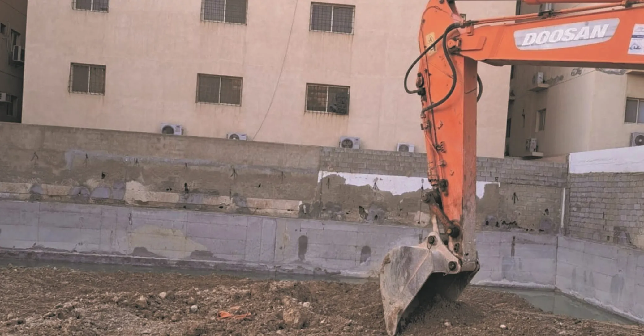الحفر وسند الجوانب — من أعمال روائع البناء الجديدة في جدة (3)