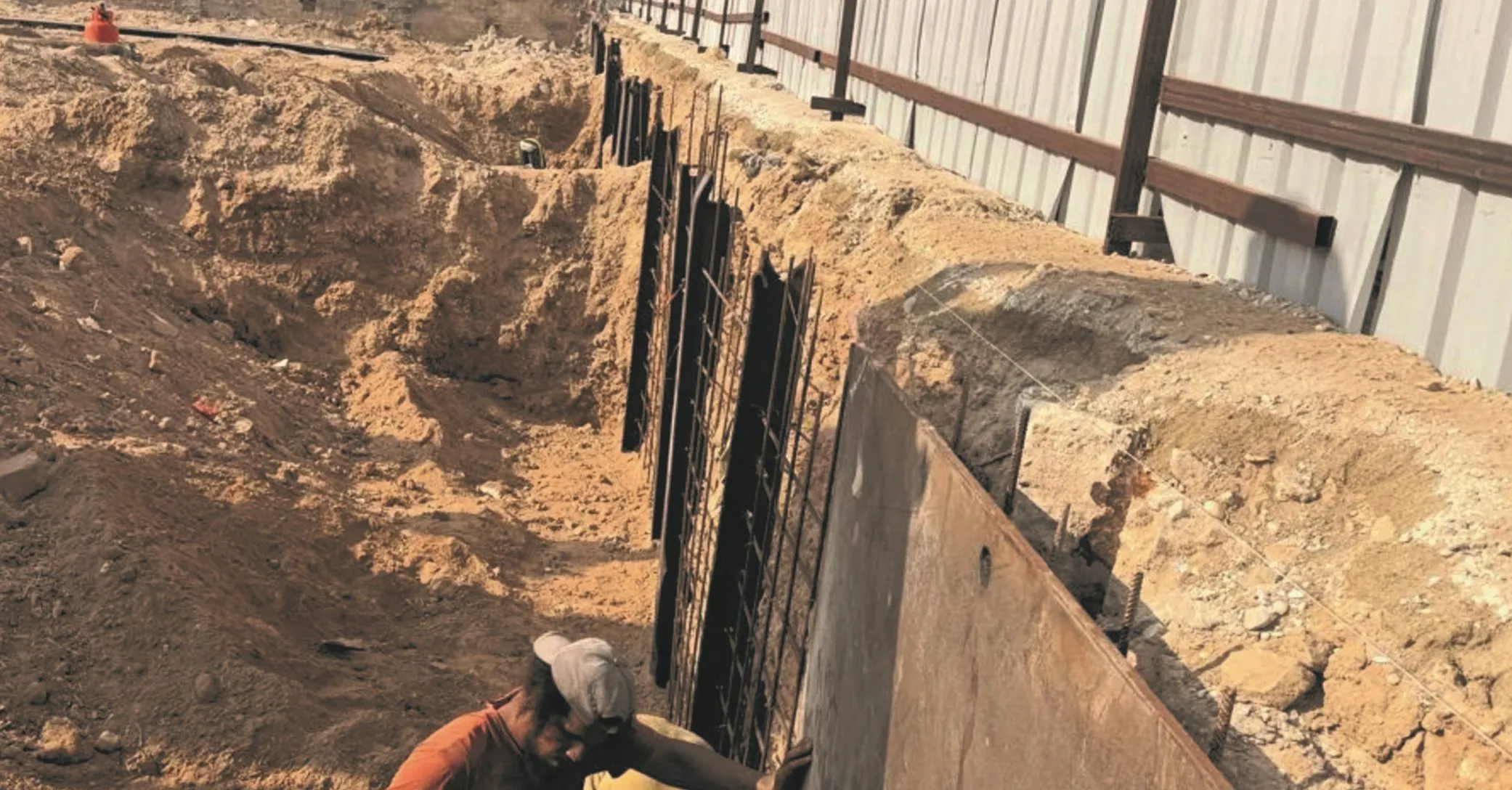 الحفر وسند الجوانب — من أعمال روائع البناء الجديدة في جدة (10)